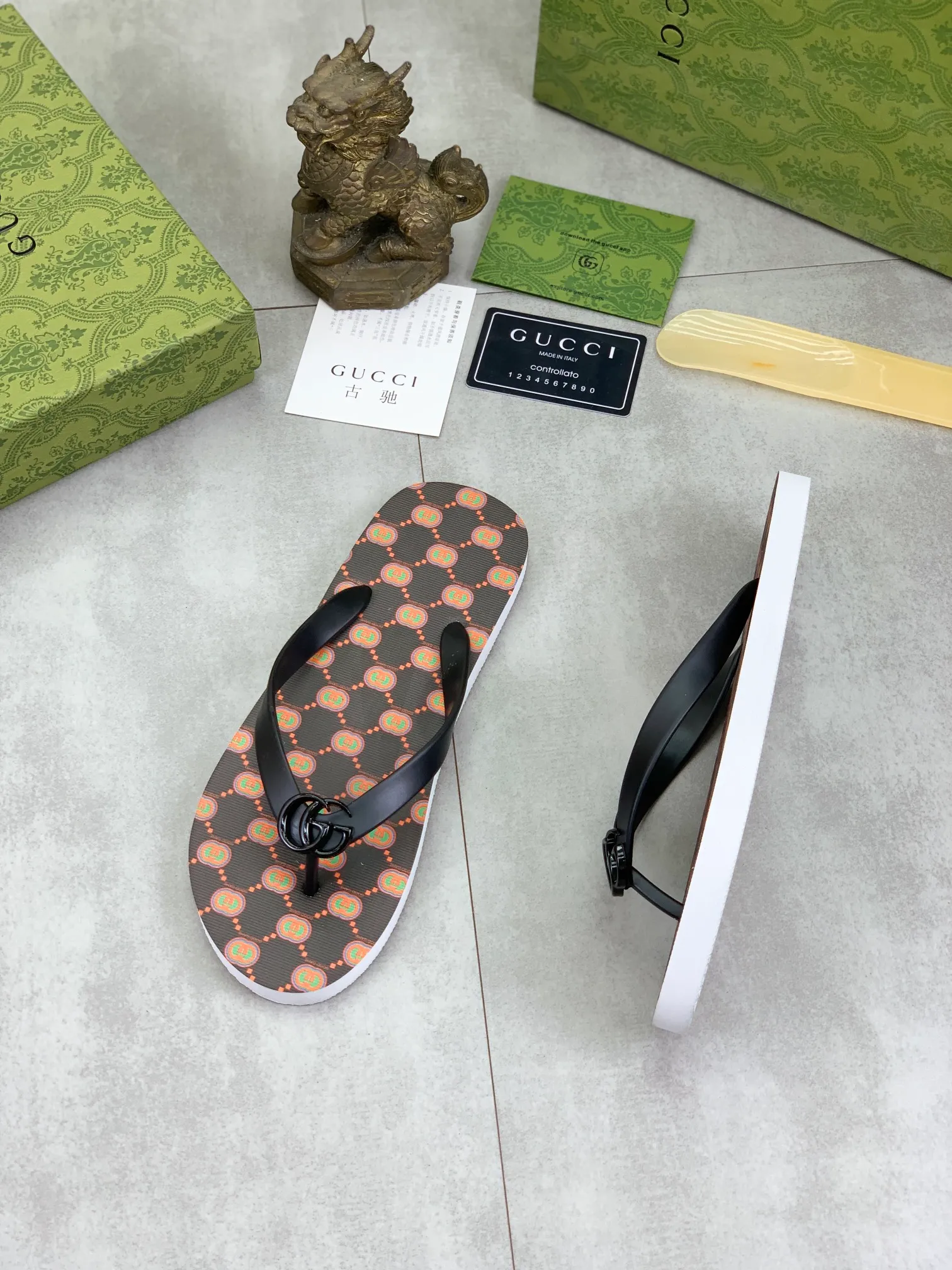 Men's men's shoes 💰P220💰【New style】🆘【GUCCI】Official website's popular Gucci adult couple 🧑‍🤝‍🧑 style, children's flip-flops are on sale at the counter simultaneously! Original fabric imported from Italy. Original bottom provided by the original factory. Size: Adult 36-45. Children’s size: 30-37. Multiple colors available.